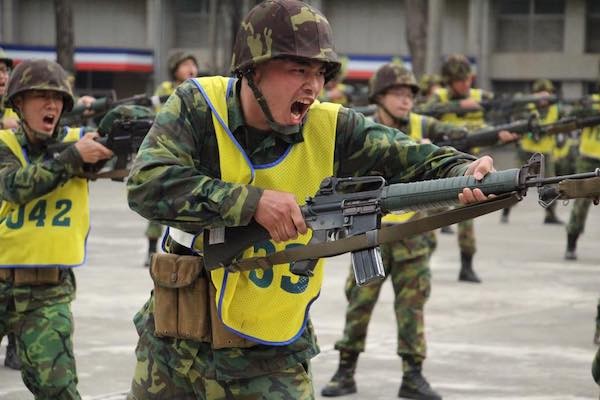 陸軍下令推廣應用刺槍術訓練　恢復500公尺障礙、單槓及雙槓測驗。圖片來源：民視新聞網